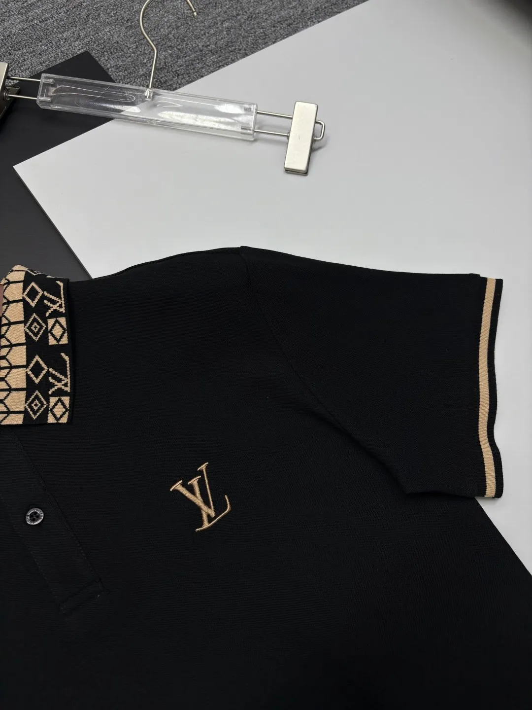 🅿️210 LV Louis Vuitton's new embroidered Polo shirt. Original fabric. Official same style. Made of 210 grams of pure cotton pique fabric, customized in the same vat dyeing fabric. It feels very comfortable and smooth. The version is quite wide and stylish. Produced by a first-line brand factory. Imported Behringer embroidery machine. The embroidery is full and textured. The collar rib is woven with imported yarn. It will not deform after long-term wear. The latest style for spring and summer. Fashionable and individual. Super versatile and good-looking. It is very suitable for both men and women. A must-have item. Color: black, white, apricot, royal blue. Size: M-XXXL